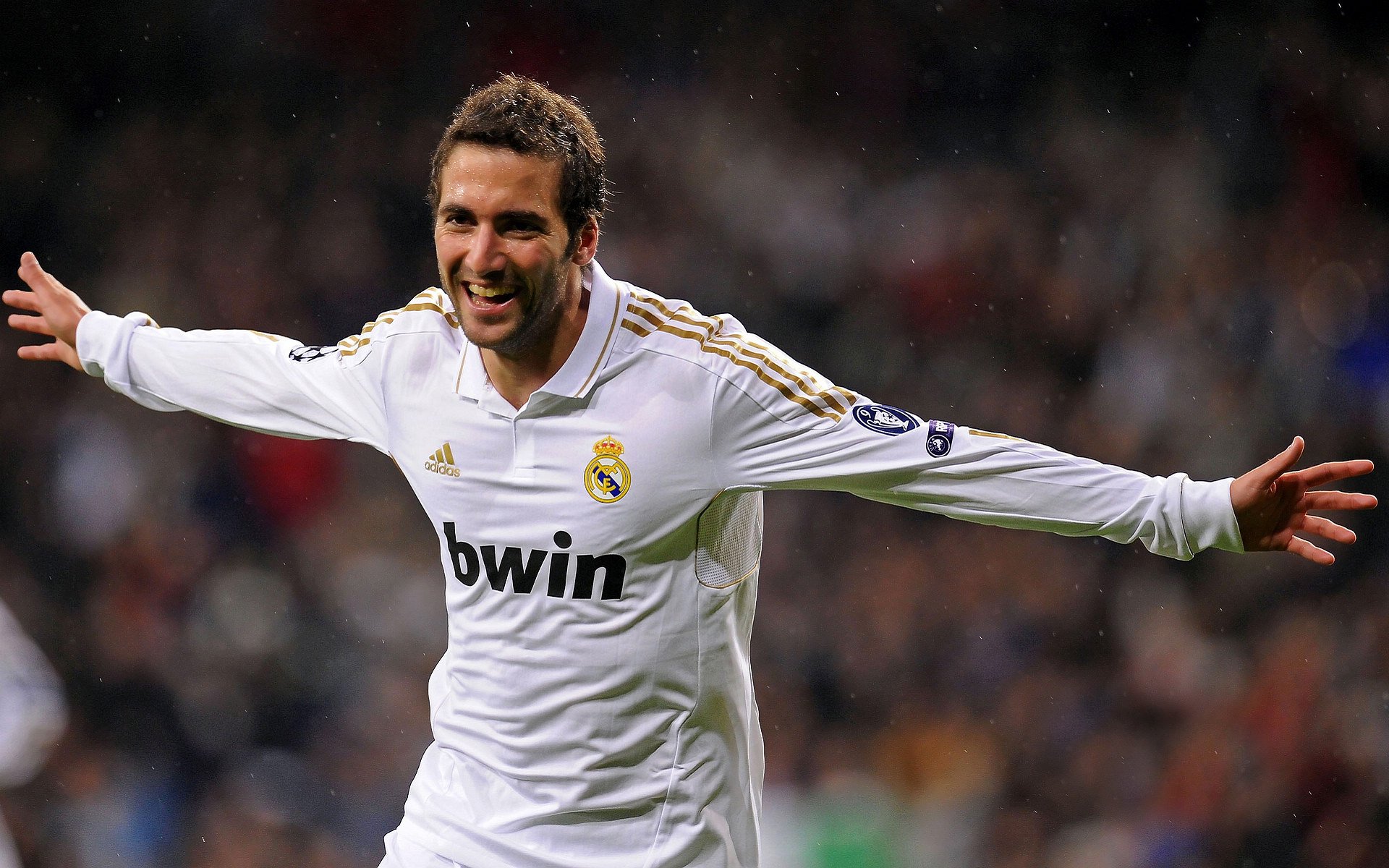 “青少年足球联赛火热进行，激发青年的运动热情”，青少年足球邀请赛