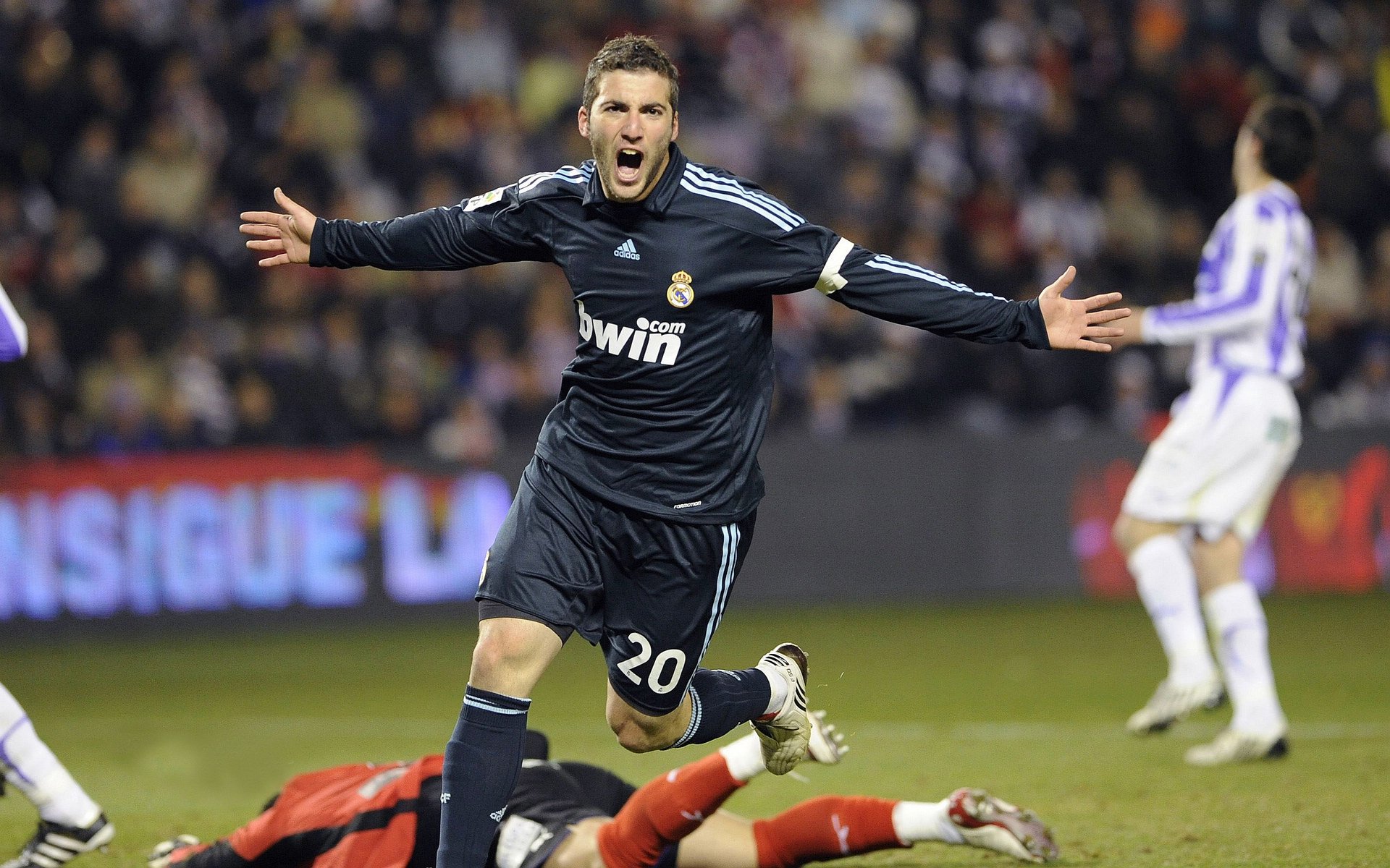 瑞典选手 Brollan 与丹麦选手 Magisk 进行战术交流，瑞典box